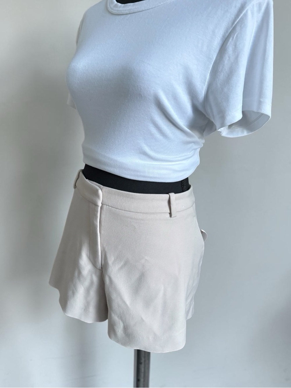 Abercrombie & Fitchburg Low Rise Micro Tailored Cream Short - Picture 7 of 11